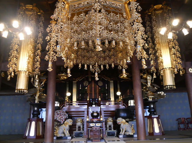 ズームアップ。<br /><br />須弥壇には、聖観世音菩薩が祀られています。<br /><br />須弥壇下の左右には阿吽の白獅子が配されています。