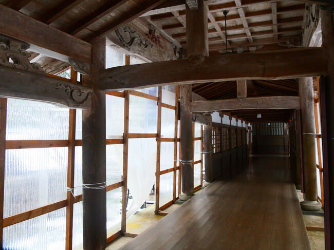 中雀門です。<br /><br />山門と仏殿の間、大庫院と僧堂を結ぶ廻廊の中央に位置しています。