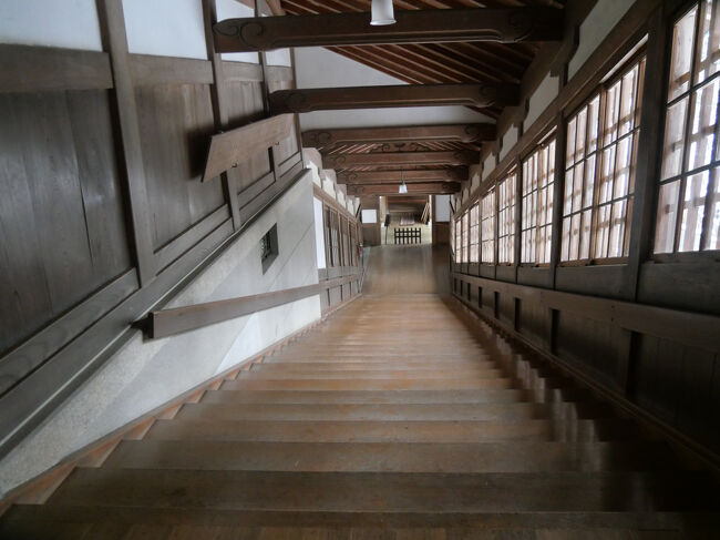 東側の廻廊を下ります。