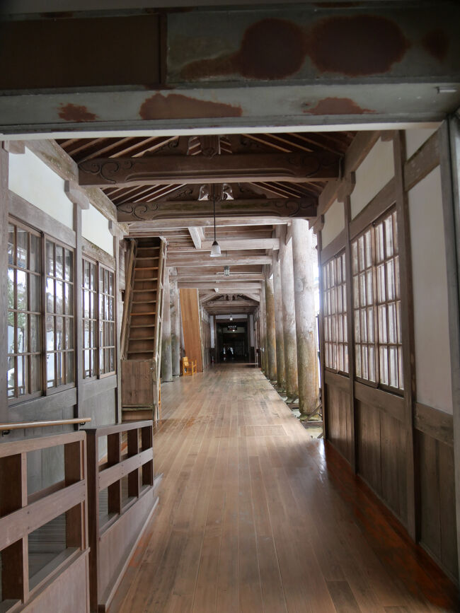 「浴室」前から山門に向かう廻廊です。