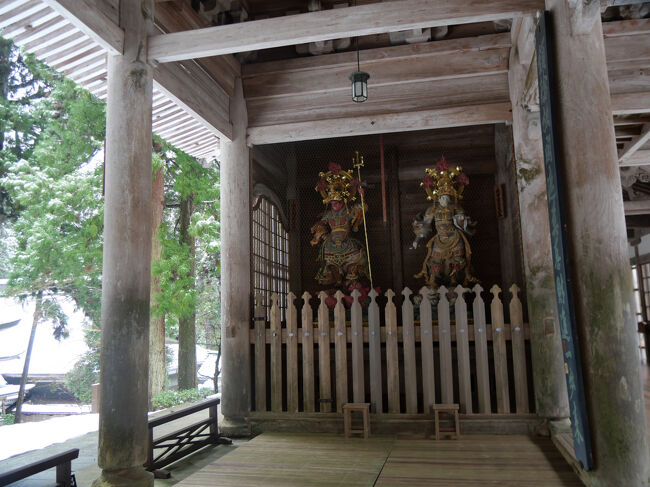 山門入口の西側に祀られている広目天と増長天。