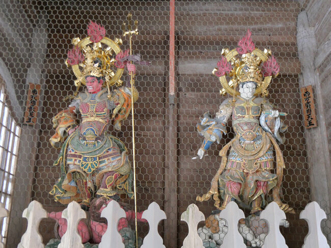 ズームアップ。<br /><br />門自体の落ち着いた色調の中で、極彩色の像が引き立ちます。