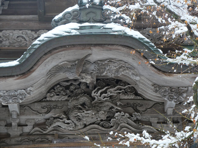 ズームアップ。<br /><br />鳳凰と龍の彫刻が見事です。