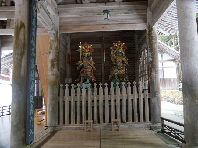 東側には持国天と多聞天が祀られています。