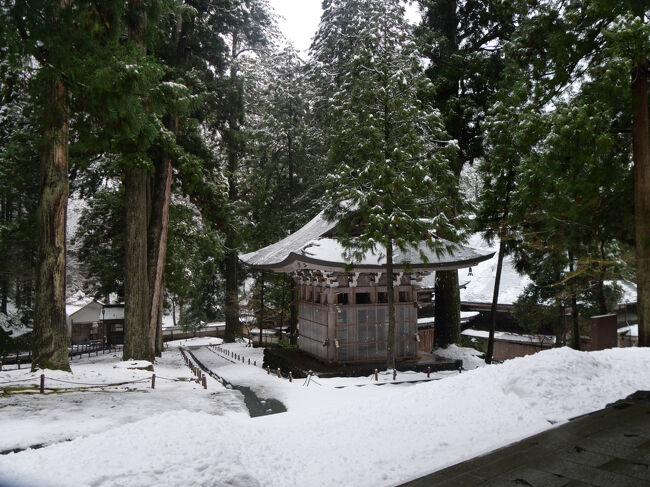 山門から見る鐘楼堂。