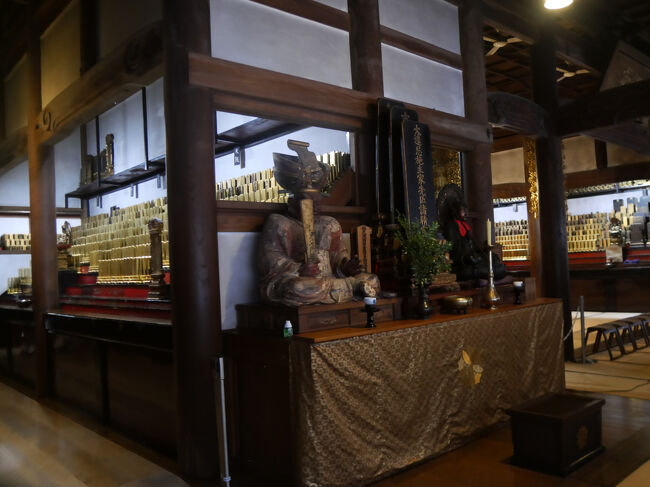 広い堂内には沢山のご位牌が安置されています。