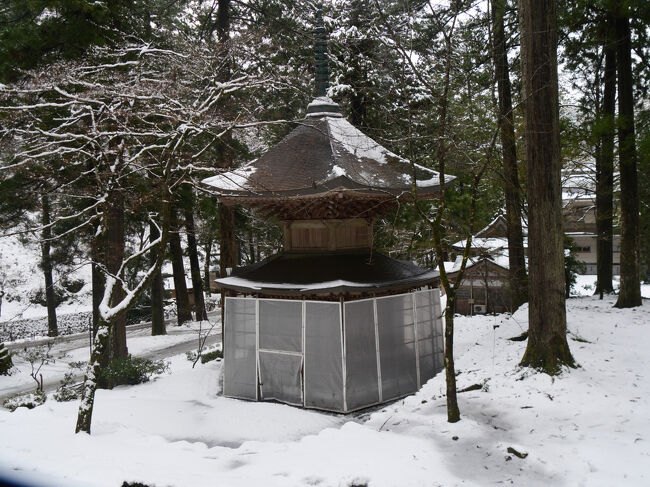 祠堂殿から見る報恩塔（納経塔）。