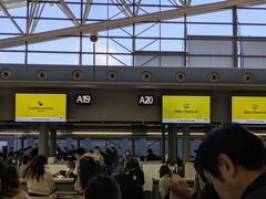 彼女はヘロヘロになりながら関西国際空港に到着です。
スクートは持込手荷物が10㎏までOKなので、今回は預け荷物なしで出発です。
オンラインチェックインは前日に済ませておきました。
スクートの場合、オンラインチェックイン済みで預け荷物が無い場合はカウンターに行く必要がなく、そのまま出国審査に向かうことができます。
前まで関西国際空港はカウンターでの受付けが必須だったのに、少しずつ変わっているみたい。