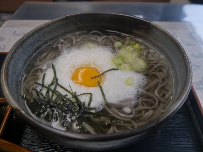 とろろそばです。<br /><br />関西風の淡い色のだし汁で、冷えた体に染み入る美味しさです。