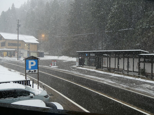 お店から見える永平寺門前バス停です。<br /><br />雪が降り方が激しくなってきました。