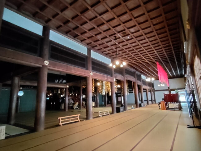 七堂伽藍中最大、間口18間（約32.7ｍ）、奥行き14間（約25.4ｍ）、約420畳敷の広々とした空間が広がります。