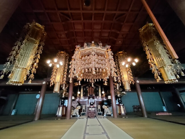 中央に荘厳な天蓋がつるされています。