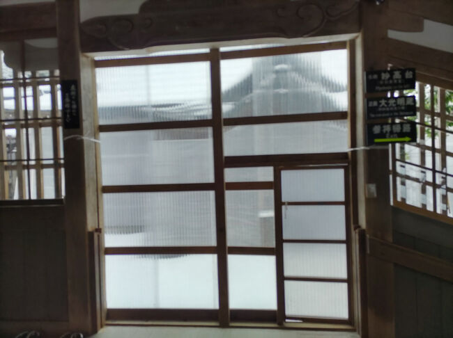 廻廊横に建物が見えます。<br /><br />小さな扉があって、開くようになっています。