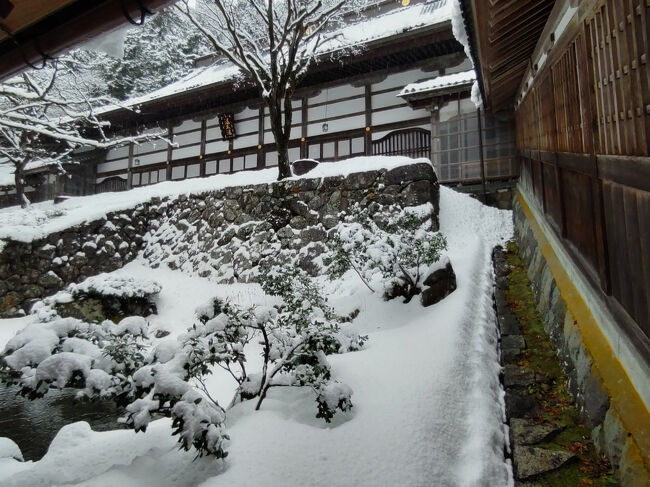 東側廻廊から見る法堂です。