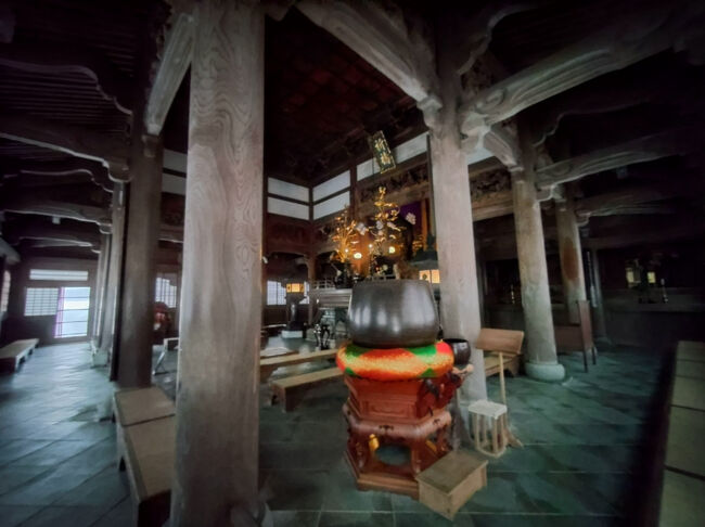 仏殿内部です。<br /><br />床は石畳になっています。