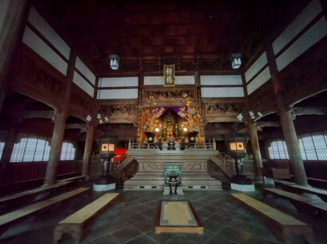 須弥壇には御本尊の釈迦牟尼仏、弥勒菩薩、阿弥陀如来の「三尊仏」が祀られています。