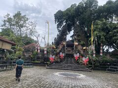 拝観はひとり20Kで、サロンを巻いて入る。内部は苔がはびこっていて、人も少なくて良い感じだった。王宮よりも敷地は広いし、こちらの方が個人的には好き。ここも夜には舞踊を行っている。