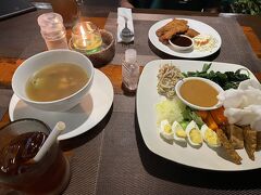 迷ったあげぐ、また同じシーフード店へ来た。
Gojekのドライバーがローカルグルメの中でおすすめはガドガドと言っていたので、頼んでみる。ピーナッツのようなタレで食べるサラダで不味くはないけど普通。タコのスープがピリ辛で美味しかった。日本でタコはスープに入れないので、新鮮だった。奥に見えるのはまひまひの唐揚げ。写真に撮り忘れたけれど、これプラスでシーフードプラッターを注文も、ボリュームも今ひとつで、ちょっとしょぼかった。夜はまた雨が降る。