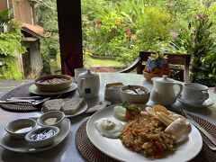 最後の朝食は、ガッツリとナシゴレン。夫は、前日に私が頼んだスムージーボールとパン。これで最後の朝ごはんと思うと寂しい。4連泊でも毎日違うもので飽きないし、お庭を眺めてゆっくり頂く時間が贅沢なひと時でとても良かった。空港への送迎はAM10：00で、時間丁度に来てくれた。前日にKlool で予約して、350Kぐらいで色々検索した中で一番安かったし、乗り心地の良い車だった。