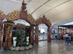 空港到着。空港は高いとわかっていても、それを上回るほど飲食店がすごく高くてびっくり。