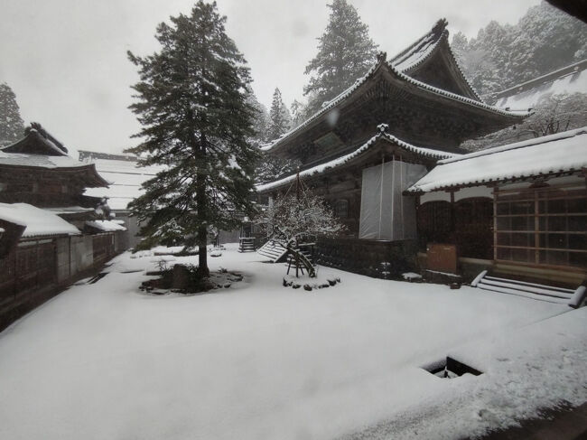 大庫院から見る仏殿です。<br /><br />中国宋時代様式の二重屋根が印象的な伽藍です。