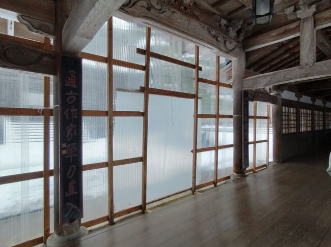 中雀門から見る仏殿方向。<br /><br />雪囲いで眺めが制限されているのが残念です。