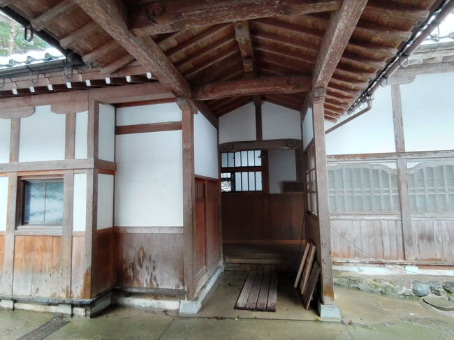 東側の廻廊の一番下にある伽藍「浴室」です。<br /><br />その名の通りに浴場です。<br />水により悟りを開いたといわれる跋陀婆羅菩薩（ばつだらぼさつ）が祀られているそうですが、中に入ることはできません。