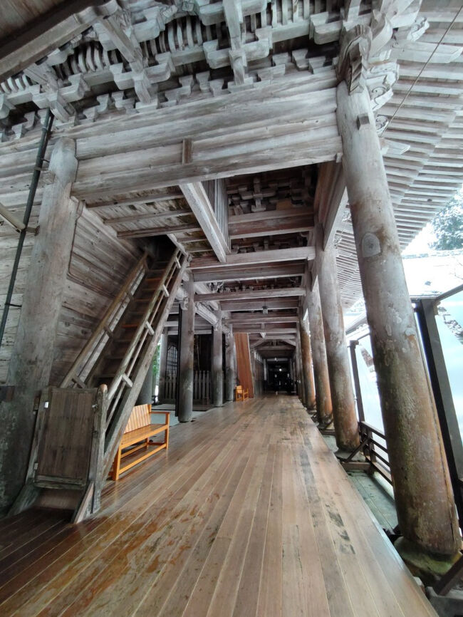 山門です。<br /><br />永平寺の表玄関で、寛延2（1749）に改築された永平寺で最古の建物です。<br /><br />中国唐時代様式の楼閣門で、入口の両側に仏法の守護神である四天王を祀り、参詣者には公開されていませんが、階上には釈迦如来像、五百羅漢増などが安置されているそうです。