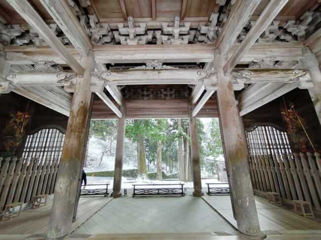 正面方向。<br /><br />門に扉は無く、開かれたままです。