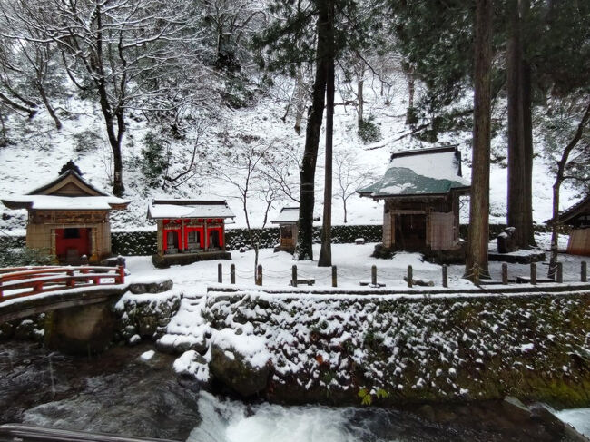 永平寺の境内を流れる永平寺川です。<br /><br />朱色の橋を渡った対岸には稲荷堂があります。<br /><br />これで永平寺の拝観と境内散策は終了です。<br />ここまでかかった時間は2時間弱でした。
