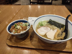 株主優待でラーメンを食べました。Cセット960円でしたが、1000円券で支払いました。ごちそうさまでした。