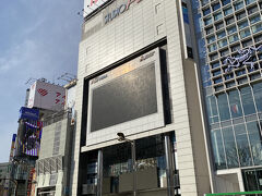 最後は前夜も訪れた新宿アルタ。
ビジョンに何も映し出されていないのが少し悲しかったです。

今回もご覧いただきありがとうございました。