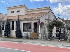レストランに到着！
前回は飛び込みでカウンター席(オープンキッチンが目の前でむしろアタリとも言える)だったが、今回は予約でテーブル席が用意されていた
入口には"予約で満席"の貼紙