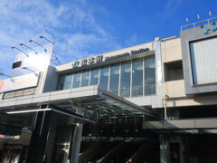 人が少ない上高地に行きたくなって、閉山期の冬の上高地でスノーハイクすることにしました。

普通電車を乗り継いで、8:37、JR松本駅にやって来ました。昨年までならば間違いなく青春18きっぷを使うパターンですが、あいにく新きっぷでは元がとれません。