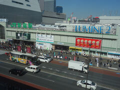バスタ新宿からみた新宿駅。