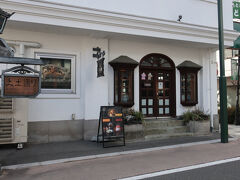 11：00、少し時間は早いのですが、おなかが空いたのでランチをいただくことにしました。松本の老舗ホテル「松本ホテル花月」に併設されている「喫茶室　八十六温館」です。
