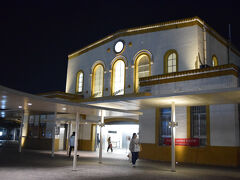 夜に撮った台鉄の嘉義駅。

高鐵嘉義駅から無料バス（チケットを見せると無料になる）で台鉄嘉義駅へ。
台鉄嘉義駅は絶賛工事中で、バスを降りて駅の反対側に行くには通行証なるものをもらって駅を通り抜ける。