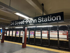 「34 St - Penn Station」駅のホームの写真。

ニューヨーク市地下鉄の路線図のアプリ（iPhone用）
https://apps.apple.com/us/app/new-york-subway-mta-map-nyc/id369691844

ニューヨーク市地下鉄の路線図のアプリ（android用）
https://play.google.com/store/apps/details?id=com.nyctrans.it