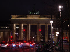 ベルリンに来ました。ベルリンでの観光はないのですが、わざわざジーゲスゾイレとブランデンブルク門に寄ってくれました。
