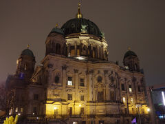 ベルリン大聖堂は、ホーエンツォレルン家の墓所になっています。
ベルリンでのクリスマスマーケットは当初アレクサンダー広場と聞いていましたが、最終的には大聖堂前のシュロス広場になりました。ツアーのパンフレットの写真はジャンダルメン広場でした。どこになるのか当日までわからず、自由行動の予定も立てづらくて困りました。
