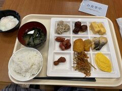 朝はホテルのバイキング