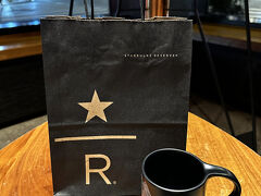 【スターバックス リザーブ® ロースタリー ニューヨーク】で
購入した限定グッズの写真。

こちらのお店の外観が描かれたマグです。

〇 スターバックス リザーブ® ロースタリー ニューヨーク限定
マグカップ　19.95ドル（約3,032円）

ここから消費税が8.875%加算されます（21.72ドル）。

スタバの前にある『チェルシーマーケット』に向かいます。