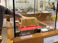 次に黄金館で250㎏の金塊に触って金運アップ。