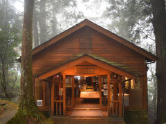 いろんな木を見ながら歩いていると、阿里山博物館が。
山小屋風でキレイな博物館。

中は広くはないけど、阿里山の歴史のアレコレが展示。