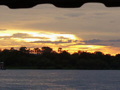 方角的に沈んで行くところは見られませんでしたが、十分感動的なサンセットタイムでした