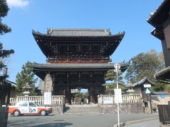 午前中はホテルん周辺でゆっくりして、車をホテルの駐車場に置かせてもらいました。
　正午過ぎにマイカーで目的地の嵐山郊外の嵯峨野に向かい車を走らせます

　嵯峨釈迦堂・清涼寺前を横切って進んで行きます