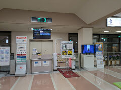 山形空港はこじんまりしたJAL専用空港でラウンジもありません。飛行機は羽田の混雑で10分遅れ、土曜日の夜便はガラガラで隣の席も空いており快適なフライトでしたが、ガラガラなのに基本の5,000マイルじゃなくて割増し5,300マイルってのはどうなってるのJALさん？