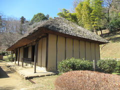 薬師堂から薬師池公園に入りました。代々農家を営んでいた永井家から寄贈され移築した旧永井家住宅です。土間とヒロマ、デイ、ヘヤの三室があります。