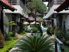 サヌール港に到着して、ロッキースピードボートの車でホテルまで送ってもらいます。下船したところでホテルの方面ごとに組み分けされて、私たちサヌール方面は5名で車に乗ります。