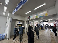 河津駅に到着、サフィール踊り子は乗客数が少ないこともありますが、思いのほか駅の改札の人が少ないです。臨時に職員の方の動員されていますが。
もっとも普段はずっと閑散としてますけどね。